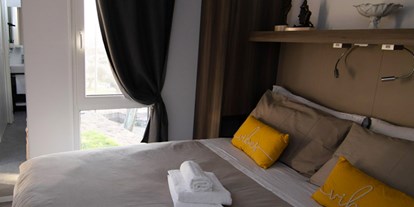 Reisemobilstellplatz - Frischwasserversorgung - Gardasee - Verona - Mobile Homes
gemütliches und elegantes Schlafzimmer - Agricamping Est Garda