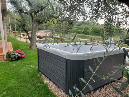 Motorhome parking space - Duschen - Italy - Privat Jacuzzi: jede Mobilhome hat seine eigene privates Jacuzzi - Agricamping Est Garda