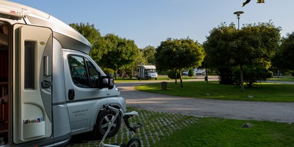 Reisemobilstellplatz - Art des Stellplatz: bei Freibad - Schleswig-Holstein - Wohnmobilstellplatz Heide