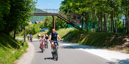 Reisemobilstellplatz - Art des Stellplatz: Sportstätte - Auvergne - Zugang zum Radweg in 500 Metern und zum See von Annecy in 800 Metern direkt vom Campingplatz aus - Camping La Ferme