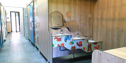 Motorhome parking space - Restaurant - Haut-Savoie - Sanitärgebäude mit XXL-Duschen, Familienduschen... Wäsche- und Kühlraum auf dem Campingplatz - Camping La Ferme