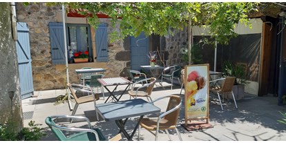 Reisemobilstellplatz - Wohnwagen erlaubt - Frankreich - das Restaurant und die Terrasse - Camping Le Viaduc