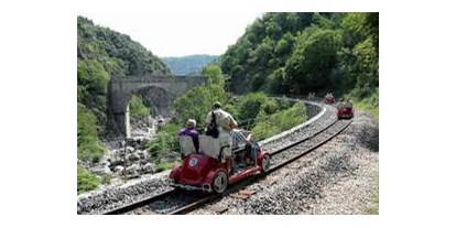 Reisemobilstellplatz - Wohnwagen erlaubt - Frankreich - das Schienenrad, le Vélorail de l'Ardèche (5 Km vom Campingplatz) - Camping Le Viaduc