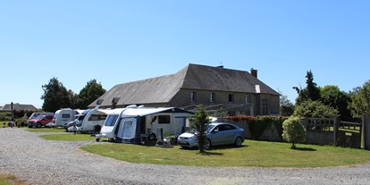 Motorhome parking space - WLAN: teilweise vorhanden - Lower Normandy - Campsite Pitches 1 - 3 - Camping Le Clos Castel