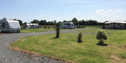 Motorhome parking space - WLAN: teilweise vorhanden - Lower Normandy - Campsite Pitches 4 - 6 - Camping Le Clos Castel