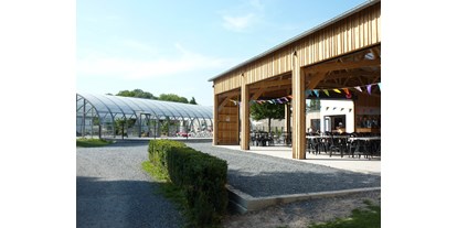 Motorhome parking space - Grauwasserentsorgung - Pas de Calais - Bar/snack and pool area - Camping de la Sensée