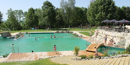 Motorhome parking space - Swimmingpool - Baden-Württemberg - Neues Naturbad mit Rusche und Sprungturm - Campinggarten Leibertingen