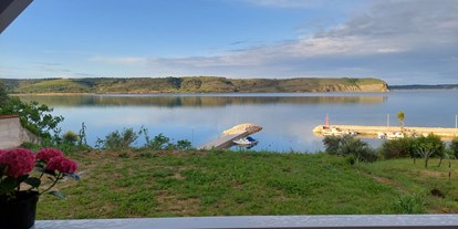 Reisemobilstellplatz - Stromanschluss - Kroatien - Der Blick  aus dem Mobilhome auf das Meer und auf die Bucht - Autocamp Miocic