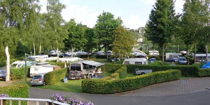Reisemobilstellplatz - Umgebungsschwerpunkt: Stadt - Luxemburg - Camping Troisvierges aussischt vun Sanitäirgebaude - Camping Troisvierges
