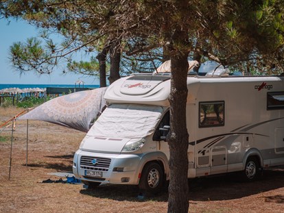 Motorhome parking space - Surfen - Montenegro - RVPark in Shadow Sea view - MCM Camping