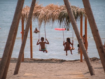 Reisemobilstellplatz - Umgebungsschwerpunkt: Meer - Swing for children with sea view - MCM Camping