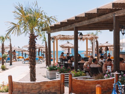 Motorhome parking space - Umgebungsschwerpunkt: Strand - Restaurant terrace with sea view - MCM Camping