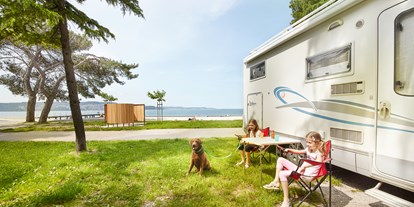 Motorhome parking space - Hunde erlaubt: Hunde erlaubt - Slovenia - 1st row- watch the sun set from your camper - Camping Adria