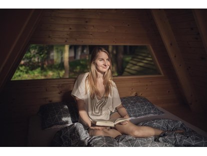 Reisemobilstellplatz - Our wooden huts 'Forest bed' - Forest Camping Mozirje
