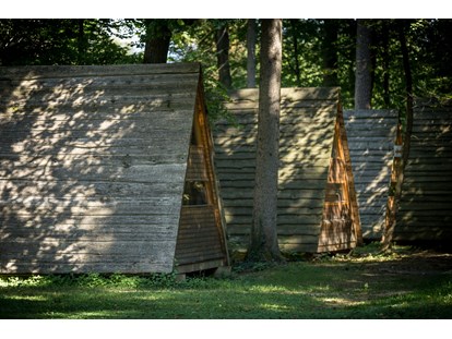 Motorhome parking space - Art des Stellplatz: ausgewiesener Parkplatz - Slovenia - Our wooden huts 'Forest bed' - Forest Camping Mozirje
