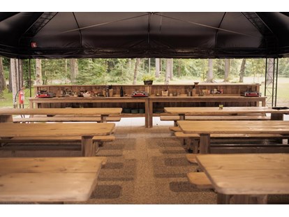 Reisemobilstellplatz - Grauwasserentsorgung - Common area with open kitchen and reception - Forest Camping Mozirje
