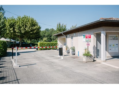Motorhome parking space - Angelmöglichkeit - Drôme - Empfang mit Schranke - Camping Côté Vercors