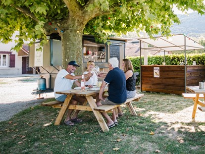 Motorhome parking space - Wohnwagen erlaubt - Drôme - Biergarten/Snack abends geöffnet  - Camping Côté Vercors