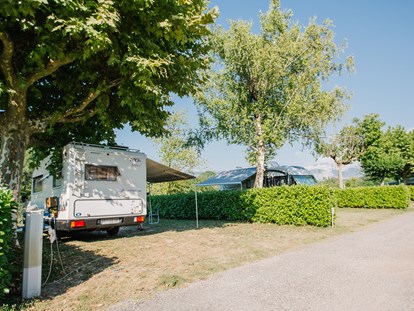 Motorhome parking space - Art des Stellplatz: im Campingplatz - Drôme - Schattige Plätze am Fluss mit Blick auf das Vercorsgebirge - Camping Côté Vercors