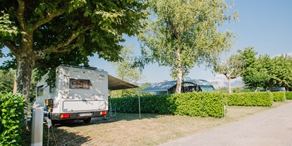 Reisemobilstellplatz - Umgebungsschwerpunkt: am Land - Schattige Plätze am Fluss mit Blick auf das Vercorsgebirge - Camping Côté Vercors