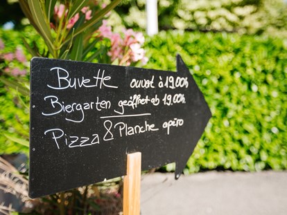 Motorhome parking space - Wohnwagen erlaubt - Rhone-Alpes - Wir begrüßen Sie in unserem kleinen Biergarten mit kalten Getränken und frischgemachter Pizza - Camping Côté Vercors