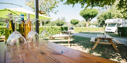 Reisemobilstellplatz - Grauwasserentsorgung - Drôme - Während der Saison gibt es jeden Freitag eine kostenlose Weinprobe an unserer Bar - Camping Côté Vercors