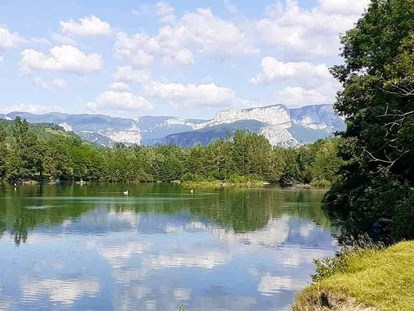 Reisemobilstellplatz - WLAN: am ganzen Platz vorhanden - Rhône-Alpes - La Bourne - Fluss vor dem Camping - Camping Côté Vercors