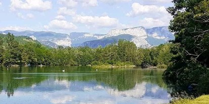 Reisemobilstellplatz - Grauwasserentsorgung - Drôme - La Bourne - Fluss vor dem Camping - Camping Côté Vercors