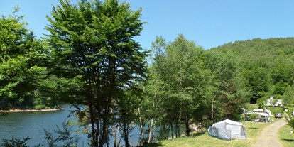 Motorhome parking space - WLAN: teilweise vorhanden - Cantal - Camping Pont du Rouffet