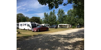 Motorhome parking space - Hunde erlaubt: Hunde erlaubt - France - Le Cormier  Camping d'Obterre