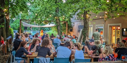 Reisemobilstellplatz - Umgebungsschwerpunkt: Stadt - Tschechien - restaurant with summer garden - Camping Sokol Praha
