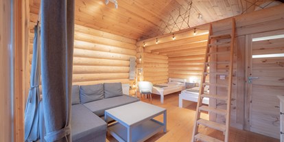 Reisemobilstellplatz - Wintercamping - Polen - log cabin interior - Camp 66