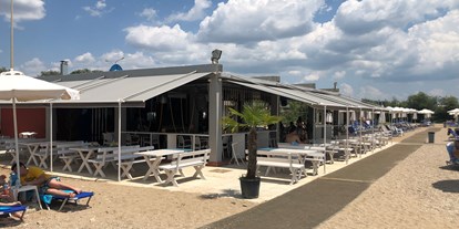 Reisemobilstellplatz - Frischwasserversorgung - Griechenland - Restaurant am öffentlichen Strand, Zugang vom Campingplatz frei - Municipal Campsite Alexandroupolis