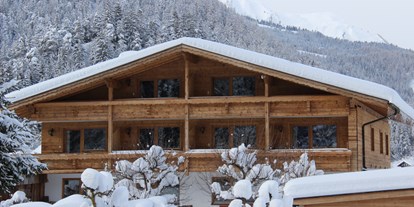 Reisemobilstellplatz - Umgebungsschwerpunkt: am Land - Tirol - Camping und Apartments Biberhof im Winter - Stellplatz am Camping Biberhof