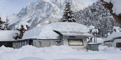 Reisemobilstellplatz - Umgebungsschwerpunkt: am Land - Tirol - Camping Biberhof im Winter - Stellplatz am Camping Biberhof