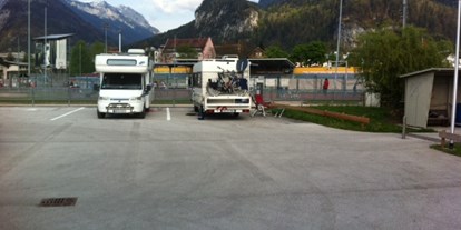 Reisemobilstellplatz - Art des Stellplatz: bei Gewässer - Tirol - Stellplatz - mit Blick in das Kaisertal im Hintergrund - Wohnmobilstellplatz Fischergries