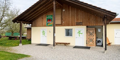 Reisemobilstellplatz - Umgebungsschwerpunkt: See - Appenzell - Manser – Ferien beim Bauer in Winden; Sanitärgebäude Aussenansicht - Manser – Ferien beim Bauer