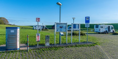 Reisemobilstellplatz - Art des Stellplatz: eigenständiger Stellplatz - Marne - San-Station - Stellplatz am Elbdeich