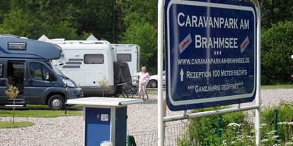 Reisemobilstellplatz - Grauwasserentsorgung - Binnenland - Einfahrt Wohnmobilstellplatz - Caravanpark am Brahmsee