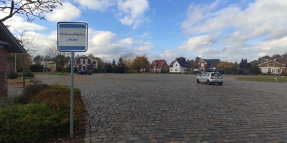 Reisemobilstellplatz - Art des Stellplatz: ausgewiesener Parkplatz - Cuxhaven - Wohnmobilplatz "Markt" St. Michaelisdonn
