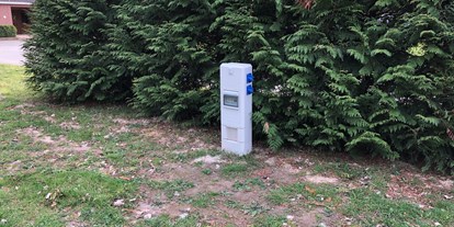 Reisemobilstellplatz - Umgebungsschwerpunkt: Stadt - Niedersachsen - Wer Strom braucht - Privat geführter Schotter-/Rasenplatz eingebetteten Bäumen in Braunschweig