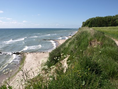 Reisemobilstellplatz - Umgebungsschwerpunkt: Strand - Wildromantische Steilküste mit kurtaxfreien Natursandstrand - Wohnmobilpark Ostseeblick