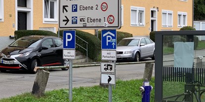 Motorhome parking space - Thyrnau - Der Stellplatz ist gut ausgeschildert - Reisemobilstellplatz Parkdeck Ilzbrücke