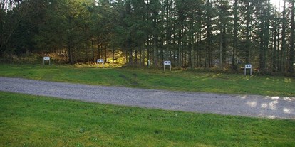 Motorhome parking space - Tennis - North Jutland - Fläche auf Grass, Fahrsteifen unterstützt mit Beton - Parkplatz Vendelbo Vans