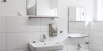 Reisemobilstellplatz - Nordrhein-Westfalen - 4 abgeschlossene Räume für die Körperhygiene - Badezimmer wie zu Hause auf dem Campingplatz - Freizeitpark Klaukenhof