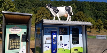 Reisemobilstellplatz - Sankt Julian - Verkaufsautomat Milch, Eis etc. am Stellplatz - Stellplatz beim Sportplatz
