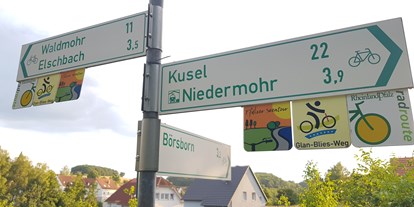 Reisemobilstellplatz - Homburg (Saarpfalz-Kreis) - Glan-Blies-Radweg (Wegweiser) - Stellplatz beim Sportplatz