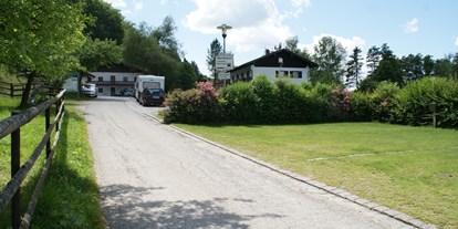Reisemobilstellplatz - Hunde erlaubt: keine Hunde - Aschau im Chiemgau - Wohnmobilstellplätze bei Campingplatz Zufahrt - Camping Stein