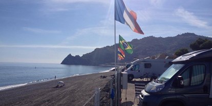 Motorhome parking space - Stromanschluss - Sicily - Spiaggia con vista Capo Sant'Alessio e Piazzole fronte mare - Parco di Campeggio La Focetta Sicula
