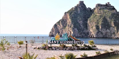 Motorhome parking space - Umgebungsschwerpunkt: Meer - Sicily - Capo Sant' Alessio Siculo - Parco di Campeggio La Focetta Sicula